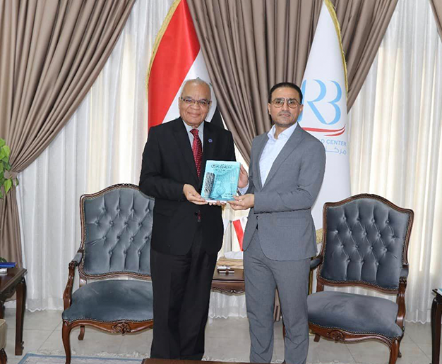 The Executive Director of the Baghdad Riwaq Center, Mr. Adnan Abdel-Hussein, receives the advisor of the Association of Private Banks in Iraq, Mr. Samir Al-Nusairi.