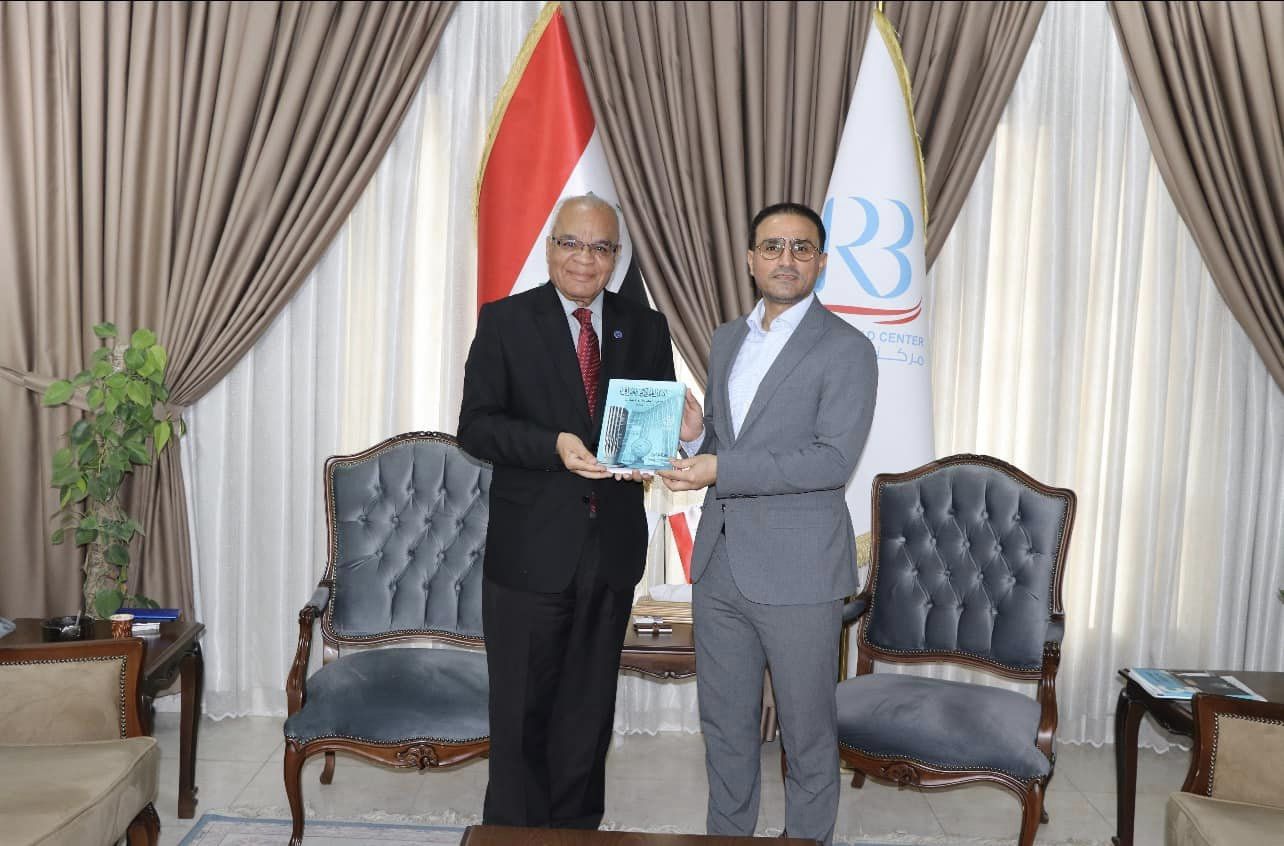 The Executive Director of the Baghdad Riwaq Center, Mr. Adnan Abdel-Hussein, receives the advisor of the Association of Private Banks in Iraq, Mr. Samir Al-Nusairi.