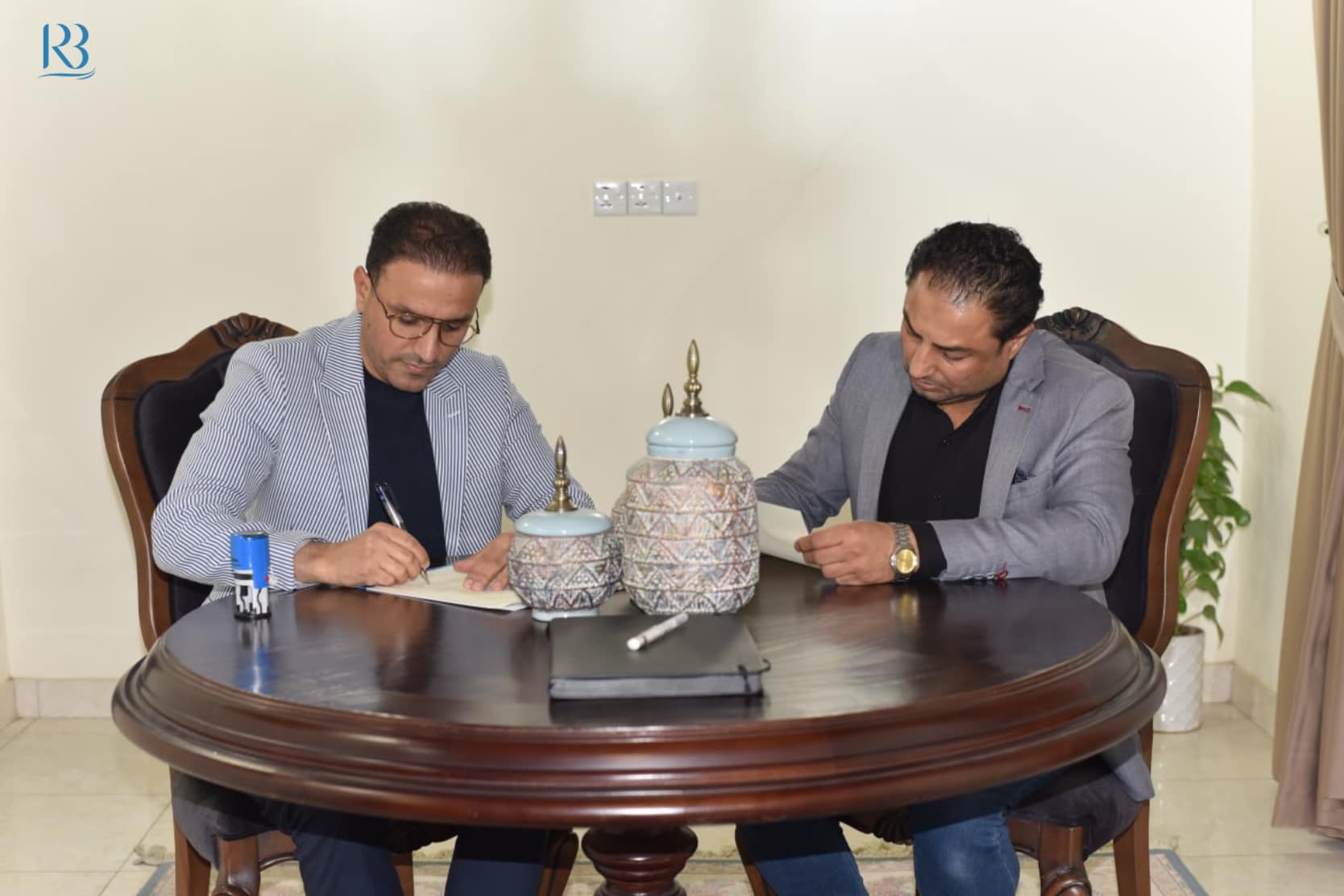 Rewaq Baghdad Center for Public Policy, and the Director of Scope Artistic Production Company, sign a cooperation contract for media coverage of the conference “The Constitution of Iraq 2005,