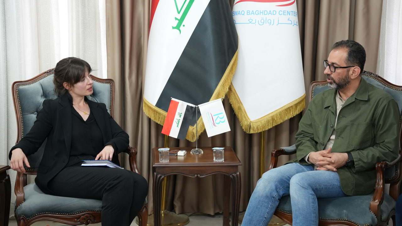 لقاء رئيس مركز رواق بغداد الاستاذ عباس العنبوري بالمستشارة في السفارة الألمانية كريستينا رينكر