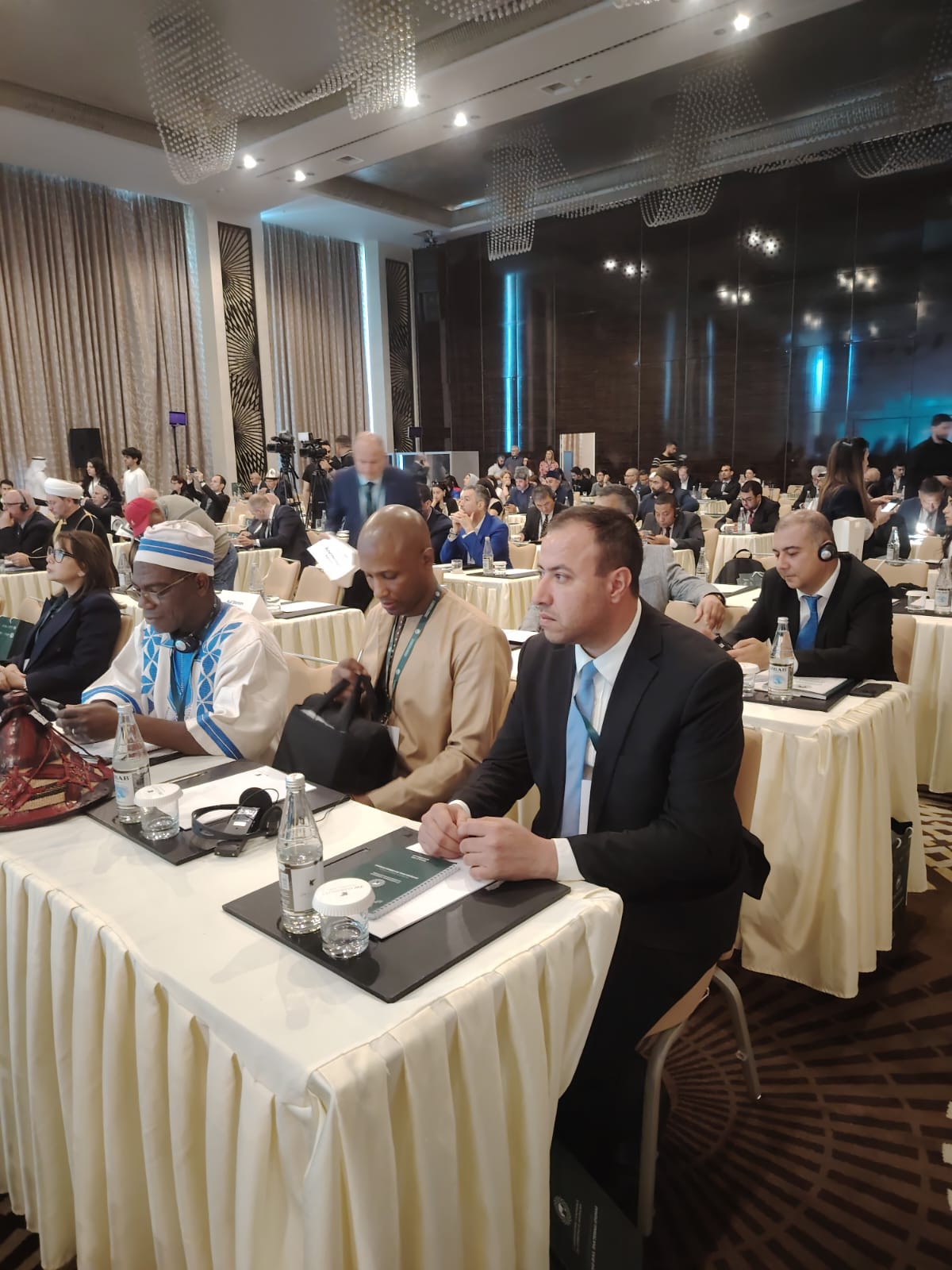 مركز رواق بغداد يشارك في مؤتمر دولي حول الإسلاموفوبيا في باكو